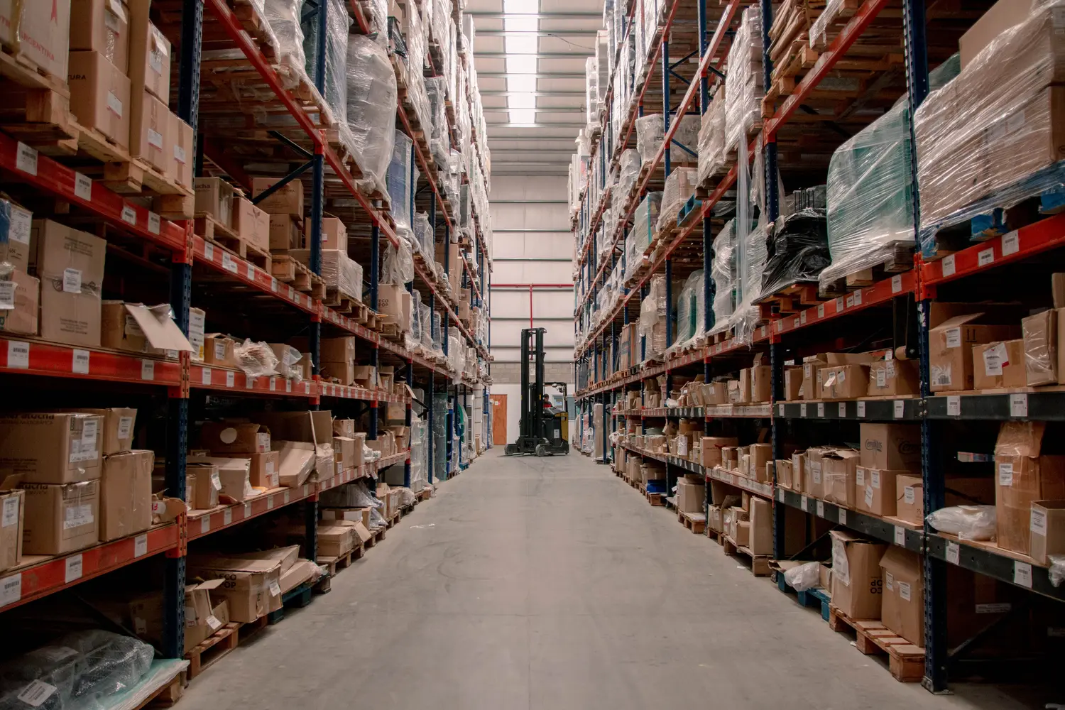 Pasillo de racks con materiales almacenados en el centro de distribución de SONA