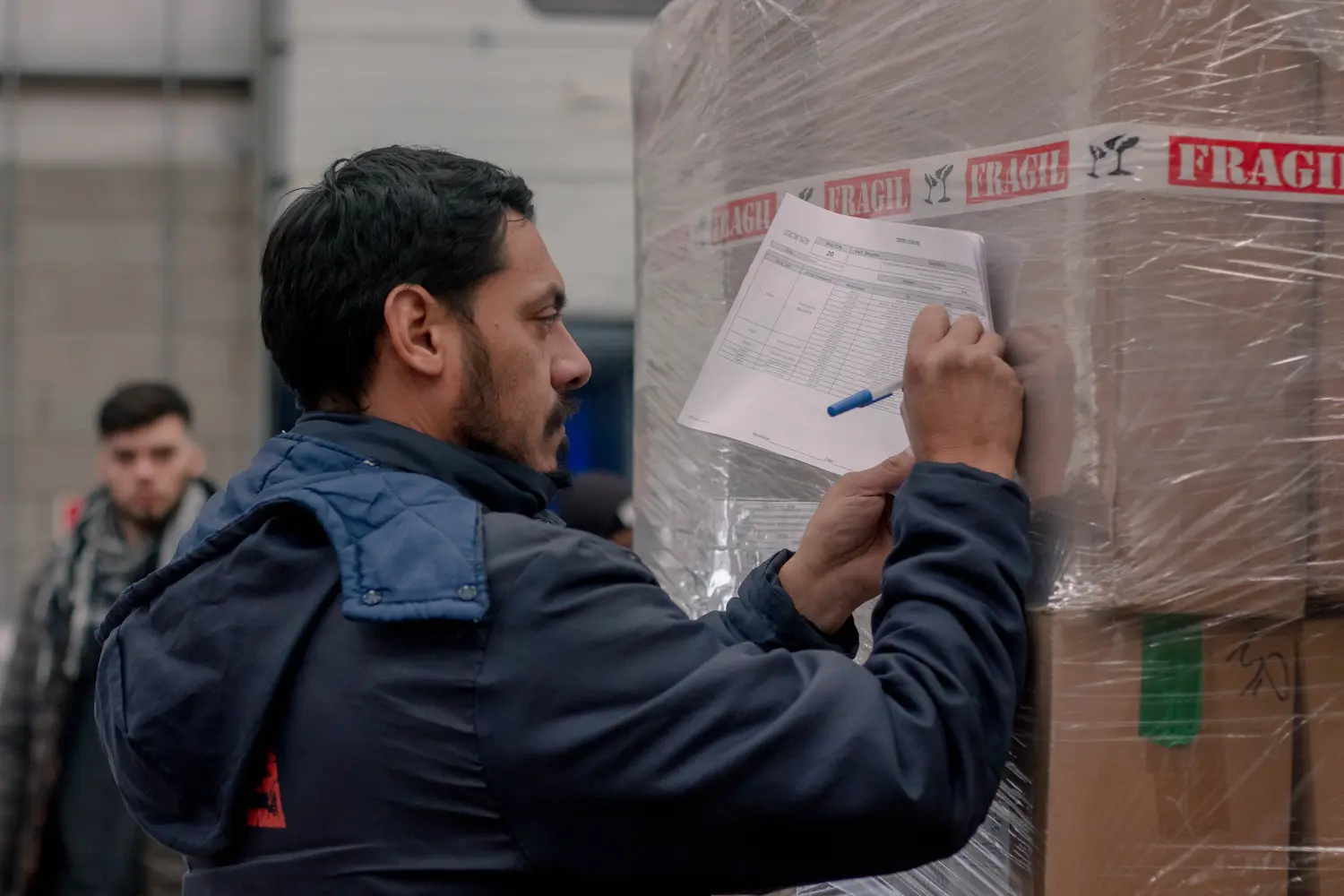 Operador de SONA controlando documentación y materiales preparados para despacho