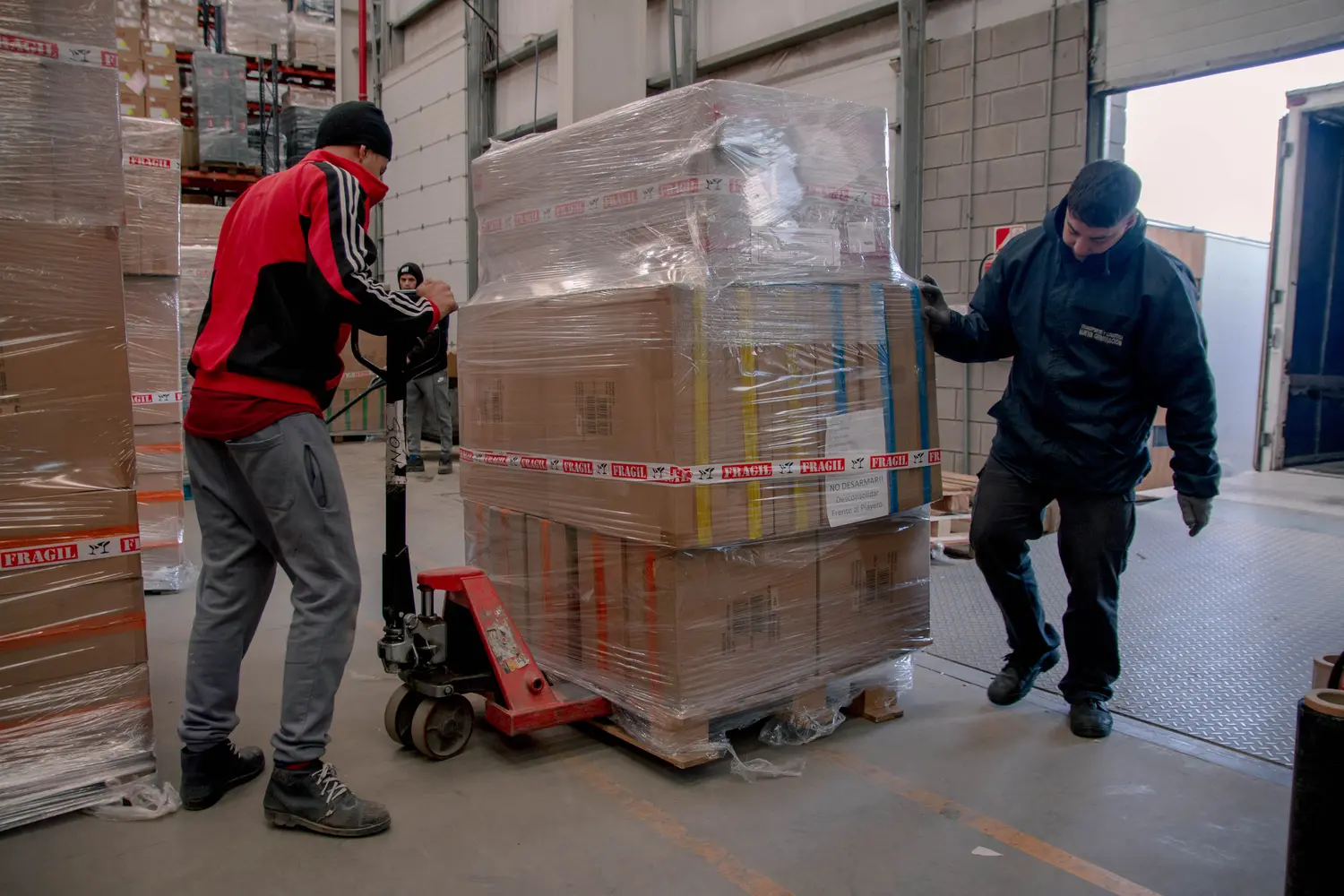 Equipo operativo de SONA preparando un despacho de materiales para puntos de venta