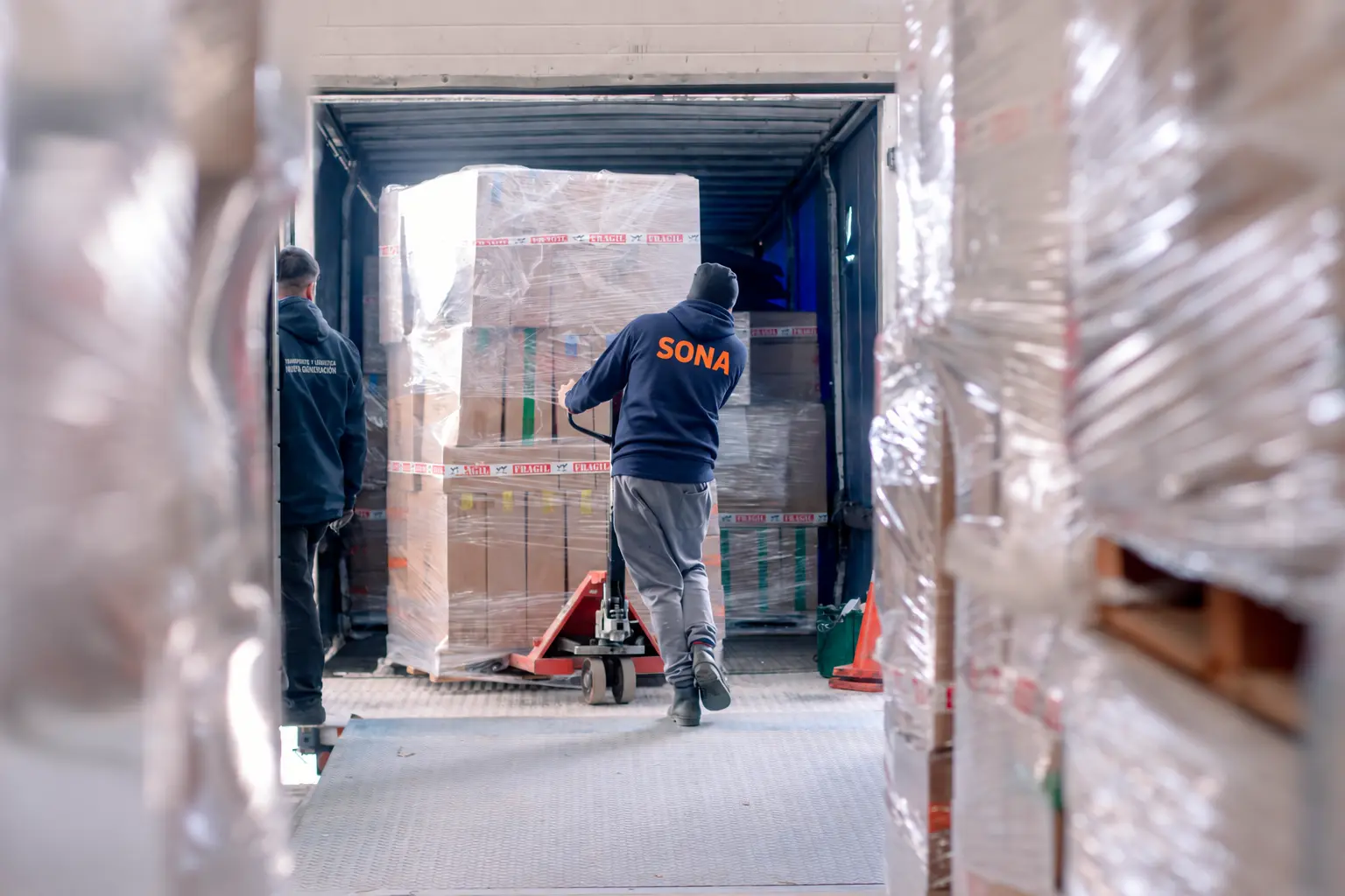 Equipo de SONA cargando materiales de una campaña en un vehículo de distribución