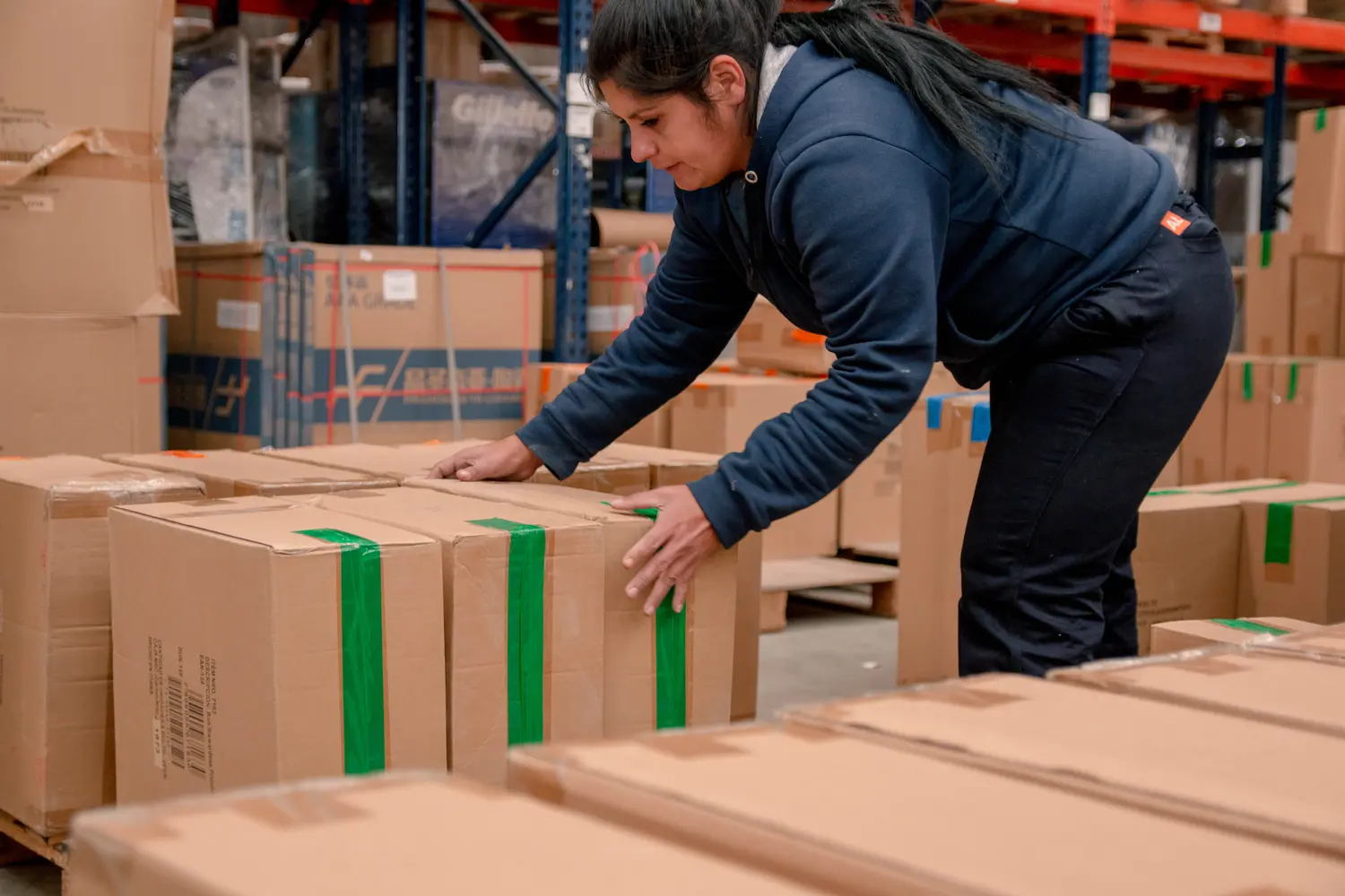 Operadora preparando cajas y materiales para una campaña de Trade Marketing